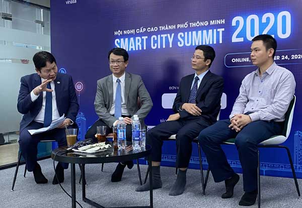 Chủ tịch VINASA Trương Gia Bình (ngoài cùng bên trái): Xây dựng đô thị thông minh cần sự ủng hộ của người dân